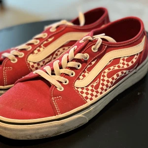 Röda vansskor köpta i London - Storlek: 43.5 Skick: Jätte bra (Inget fel) Material: Bomull Extra info: Jag kan tvätta skorna om önskas. Jag köpte dessa skor i London år 2022.