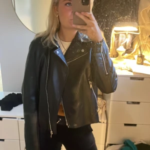 Skinnjacka från H&M - Skinnjacka från H&M i storlek 40. Köpt för 800kr