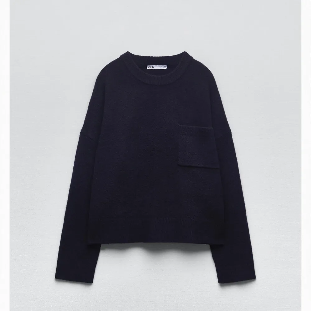 Säljer denna asss snygga tröjan från Zara i storlek s. Det är verkligen den perfekta tröjan att ha till nästan alla lägen. Säljer pågrund av att jag har två då jag inte använder båda. Tyvär har tröjan blivit nopprig. Skriv om funderingar🙌🏼❤️‍🔥. Stickat.