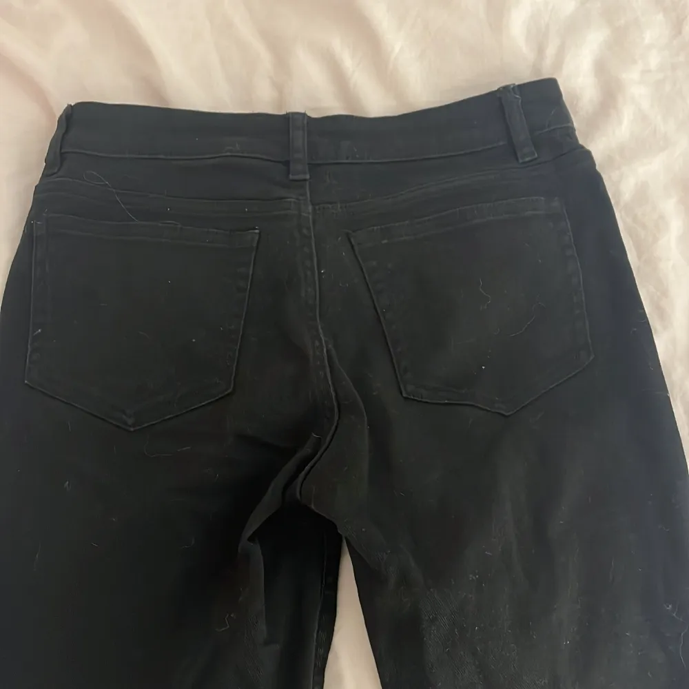 Ett par lågmidjade jeans från HM. Tyvärr för stora. 299, ny pris . Jeans & Byxor.