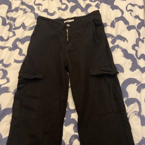 Jeans Pull And Bear - Säljer dessa hög midjade jeans ifrån pull and bear.Har använt dem ett få tal gånger.Men de är fortfarande i nytt skick. Säljer de på grund av att de är för stora.Pris kan diskuteras.Kontakta för fler bilder.