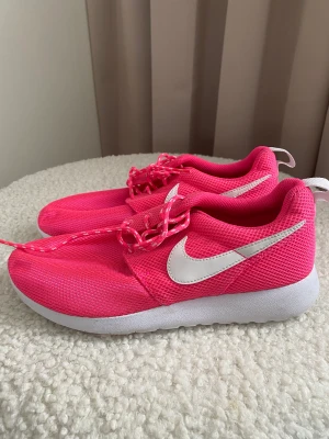 Nike Tanjun  - Använda en gång, gick 500 m, men kände att dem var för små för mig. Är 39- 39 1/2. Storleken är 38 1/2. 