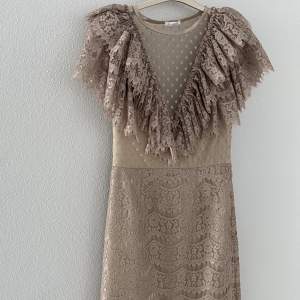 Säljer denna fina klänning från Ida Sjöstedt som är i nyskick 💕 Nypris 3799kr Hör av er vid frågor 