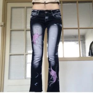 Y2k jeans 🖤💕 - Super snygga lågmidjade y2k jeans säljer pga försmå för mig.🩷 Väldigt finns skick och inga skador.🩷storlek 36/xs-s tveka inte att skriva för mer info.  ⚠️inte mina bilder⚠️