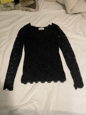 Svart spetstopp - Långärmad topp i spets från rosemunde! ”Genomskinlig” på framsidan med svart tyg på ryggen. Har hål för tummarna längst ut på ärmarna.  Kan mötas i sthlm och frakta! 🫶  