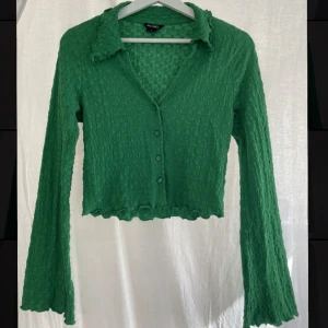 Grön tröja perfekt till fest - Grön tröja med utsvängda armar från monki