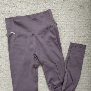 Aimn tights - Plommon färgade aimn tights. Storlek xs (använda ca 2 gånger)