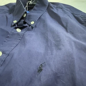 RALPH LAUREN skjorta - Ralph Raulen skjorta.  100% bomull Storlek: M Bra skick Skriv för frågor, ej prutning.  Nypris 1400k ———————————————— Ralph lauren shirt  100% cotton  Size: M Good condition  Write to me If you have questions, i will not respond to bargain.