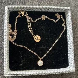 Edblad halsband i rose guld säljer den för 150kr