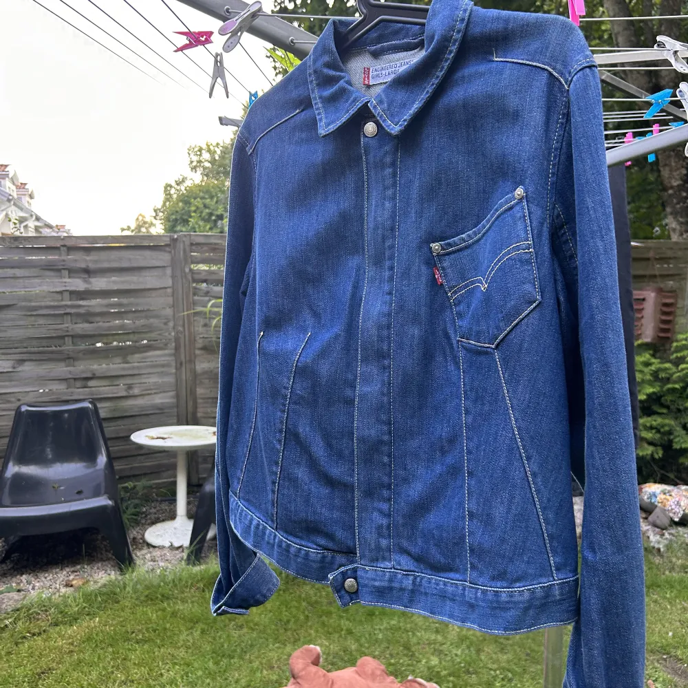 Vintage jeansjacka från Levis i strl L, känns mer som en M.  Mycket fint skick! . Jackor.