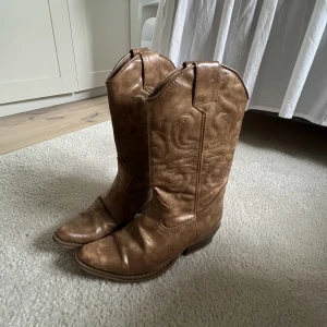 Cowboyboots  - Bruna cowboyboots i storlek 37, knappt använda, bra skick