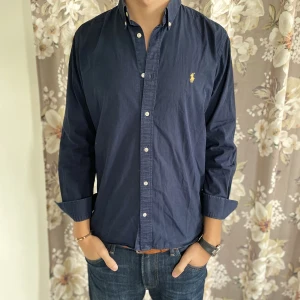 Ralph Lauren - Säljer denna gång en riktigt snygg Ralph lauren skjorta. Storlek M slim fit så passar perfekt för dom som har S. Modellen är 182, bara att höra av sig om ni har några funderingar!