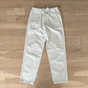Linnebyxa vit  - Hej! Säljer dessa snygga byxor som är helt oanvända (lappen sitter kvar). De är i nytt skick och är köpta på H&M Herr avdelning. De passar perfekt till sommaren och även till finare sammanhang. Säljer för har inte kommit till användning :)  Nypris 400kr
