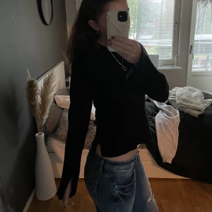 Ribbad tröja - As snygg ribbad tröja från bikbok! Den är ribbad nertill och längst ut på armarna samt har slit. Säljer då den ej kommer till användning. Perfekt till nu på hösten💕