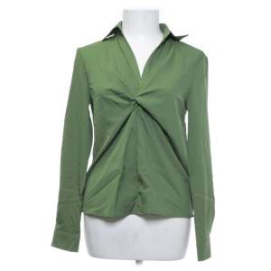Fin grön blus/skjorta med krage och knytdetalj framtill!💚Endast provad, mycket bra skick!