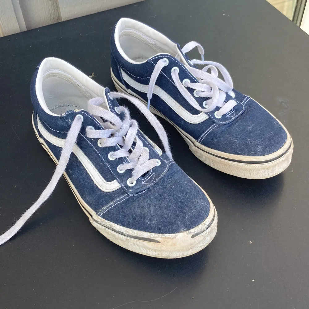 Fina vans säljes. Högerskon sliten fram pga skateboardåkning.. Kengät.