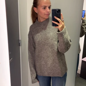 Stickad tröja från h&m - Jättefin stickad ull tröja från h&m, kommer tyvärr inte till användning längre🩷 knappt använd. 