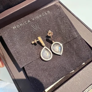 Diamant örhängen  - Örhängen med små diamanter,  plätering av roséguld och rosenkvarts från smyckesmärket Monica Vinader. Inköpta på Net-a-porter. Ask och dustbag kommer med, samt taggar från Net-a-porter.