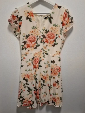 Blommig Klänning S BikBok - Fint skick.