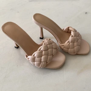 Klackskor  - Klackskor  Storlek: 36  Höjd: 9cm