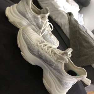 Steve madden  - Inte använt så jätte mycket köpte innan sommaren.  Billigare vid snabbare affär