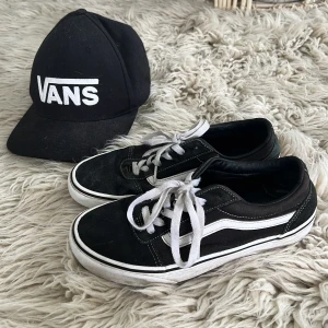 Vans skor stl 37 - Vans skor stl 37. I gott skick. Insida häl på ena skon är lite sliten, se bild. Men går säkert att laga!