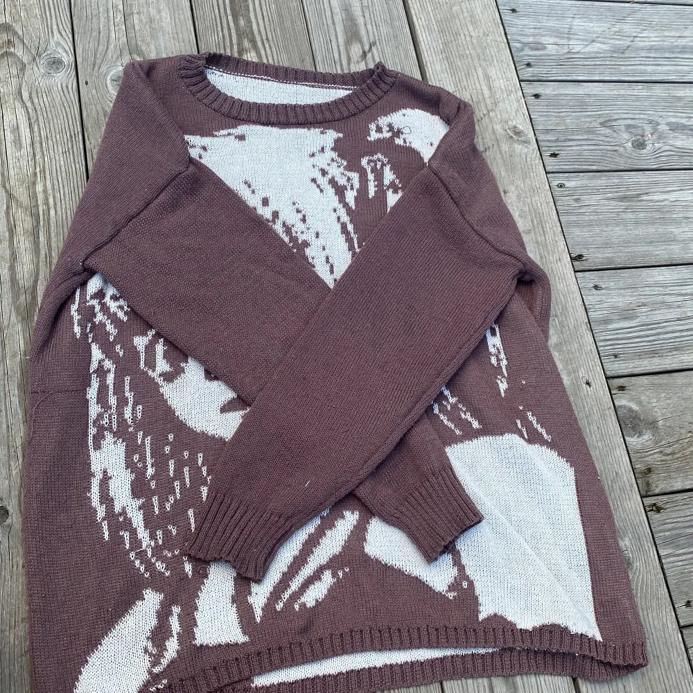 Misa sweater, worn a few times and bought for around 190kr irl it’s a kinda red/brown/purple colour. Hoodies.