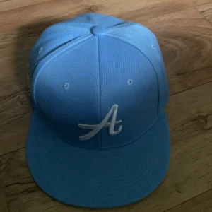 Atlanta braves keps  - Atlanta braves keps helt ny! Först till kvarn dom som köper får med en palm angels nyckelring pris kan sänkas vid snabb affär 🙏💯