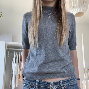 Stickad t-shirt💞 - Jätteskön stickad t-shirt från stockho lm. Her ett litet hål vid nacken men inget som märks, enkelt att laga💞 TRYCK PÅ KÖP NU