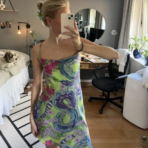 Mönstrad knuten klänning - Jättesöt och cool klänning som man knyter i ryggen. Köpte här på plick för 250 och har använt en gång, i bra skick! 