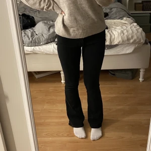 Low flare jeans  - Säljer nu mina low flare jeans ifrån bikbok💕Midja S och längd 31, (är 164) säljer pga att dom inte kommer till användning. Fint skick och dom är lite stretchiga i materialet💕