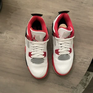 Air jordan 4 - Nike air jordan 4 retro fire red (gs)  Använda en gång pga för stor storlek strl: 39 Köpta via stockx, verifiering och originalkartong finns kvar✨