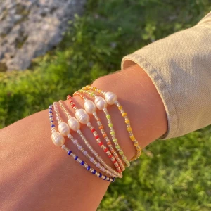 Sötvattenarmband🌞 - Superfina armband med en sötvattenpärla🤍 finns i alla färger på bilderna! Själv har jag det orangea just nu och det är så gulligt till hösten🧡 29kr/st, frakt tillkommer på 16kr!