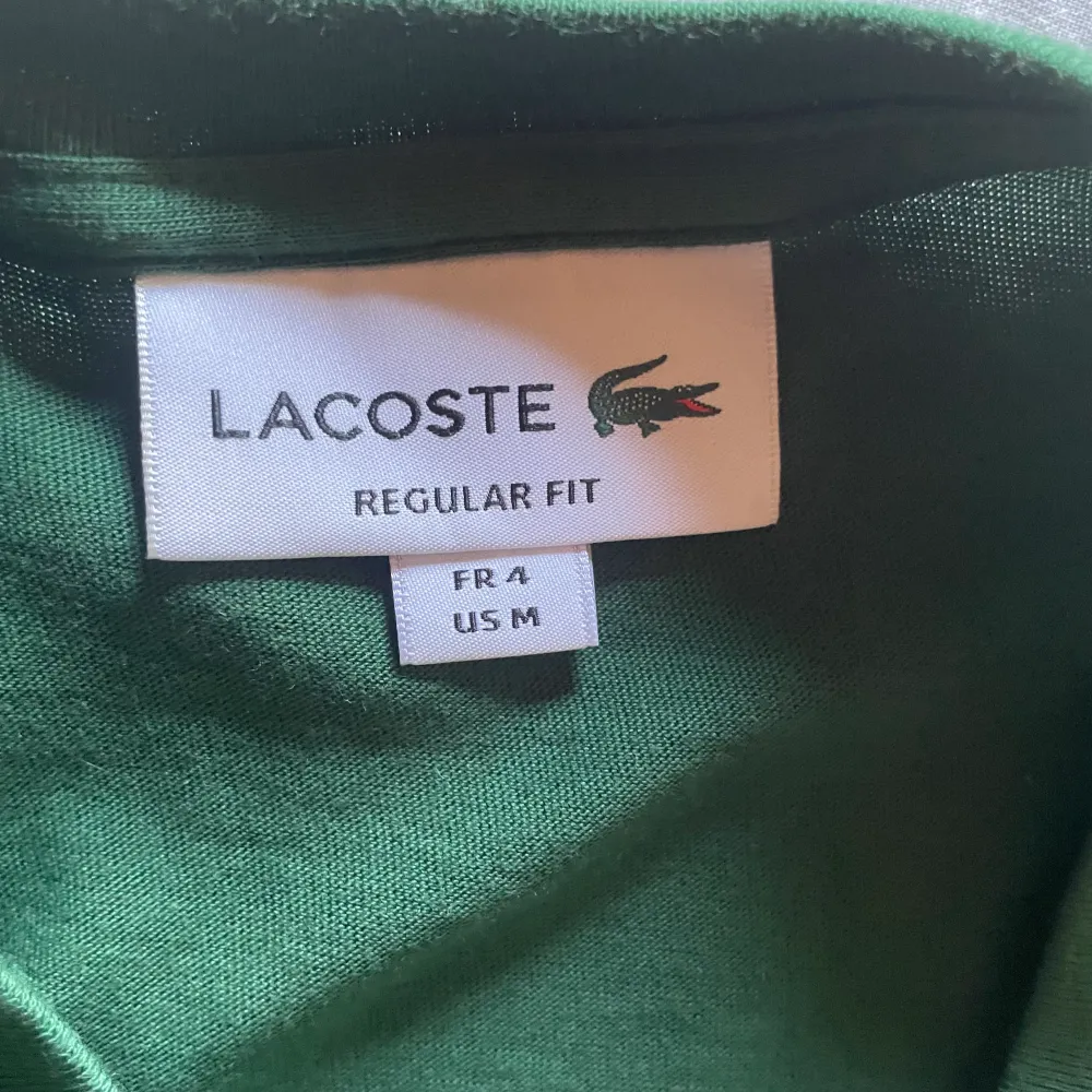 Säljer denna snygga Lacoste t-shirt , bra skick 09/10. T-shirts.