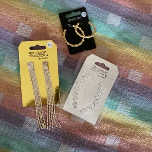 Örhängen  - Nu säljer jag tre par örhängen som är oanvända och nypriset var 246kr. Säljer för 150kr