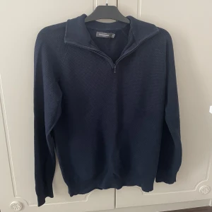 Half zip tröja - Riktigt snygg half zip tröja, köpt ifrån dressman för ca 3 månader sedan. 