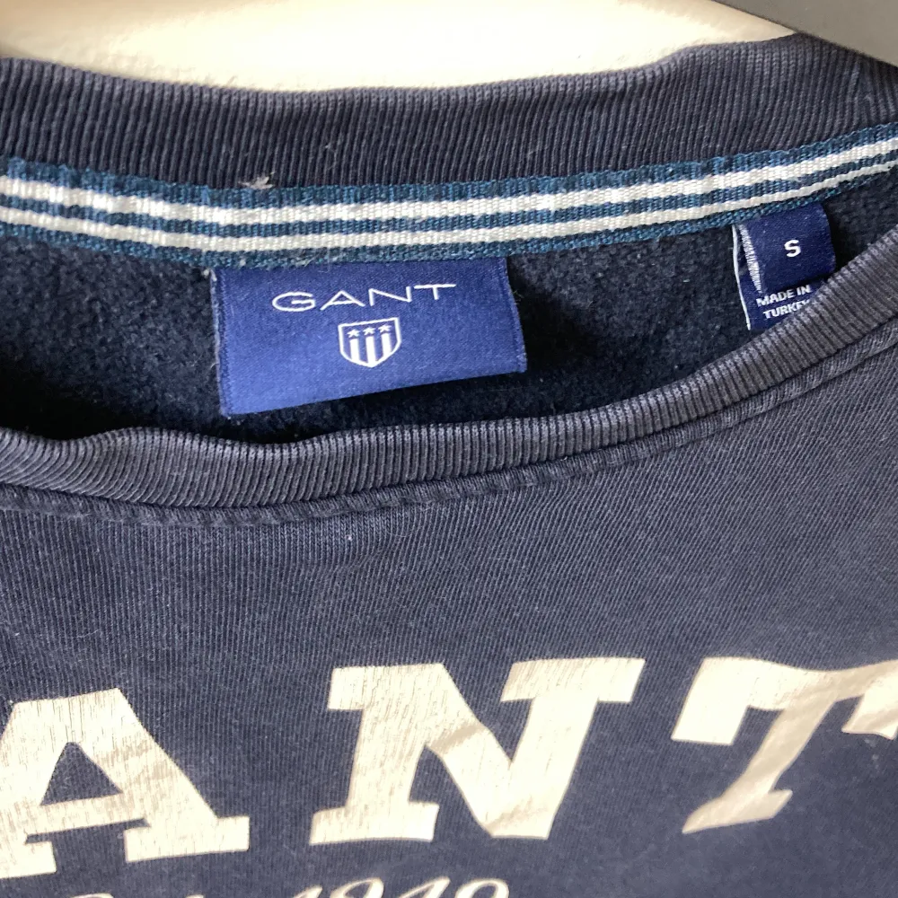 Gant college tröja  Storlek S Minimalt slitage endast sprickigt tryck.. Hoodies.