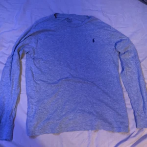 Polo Ralp lauren långärmad  - Säljer min Ralp lauren då den inte passar mig. Tröjan är i ett bra skick