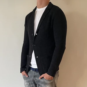 Scotch & Soda Kavaj - Scotch & Soda Stickad Kavaj - storlek xs/S - varan är i jätte fint skick - modellen är 172 och 65kg - vid frågor eller funderingar är det bara att skriva!