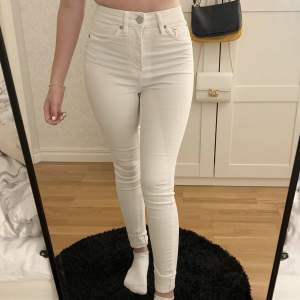 Vita jeans i fint skick i storlek XS från Lager 157, väldigt stretchigt material🌟