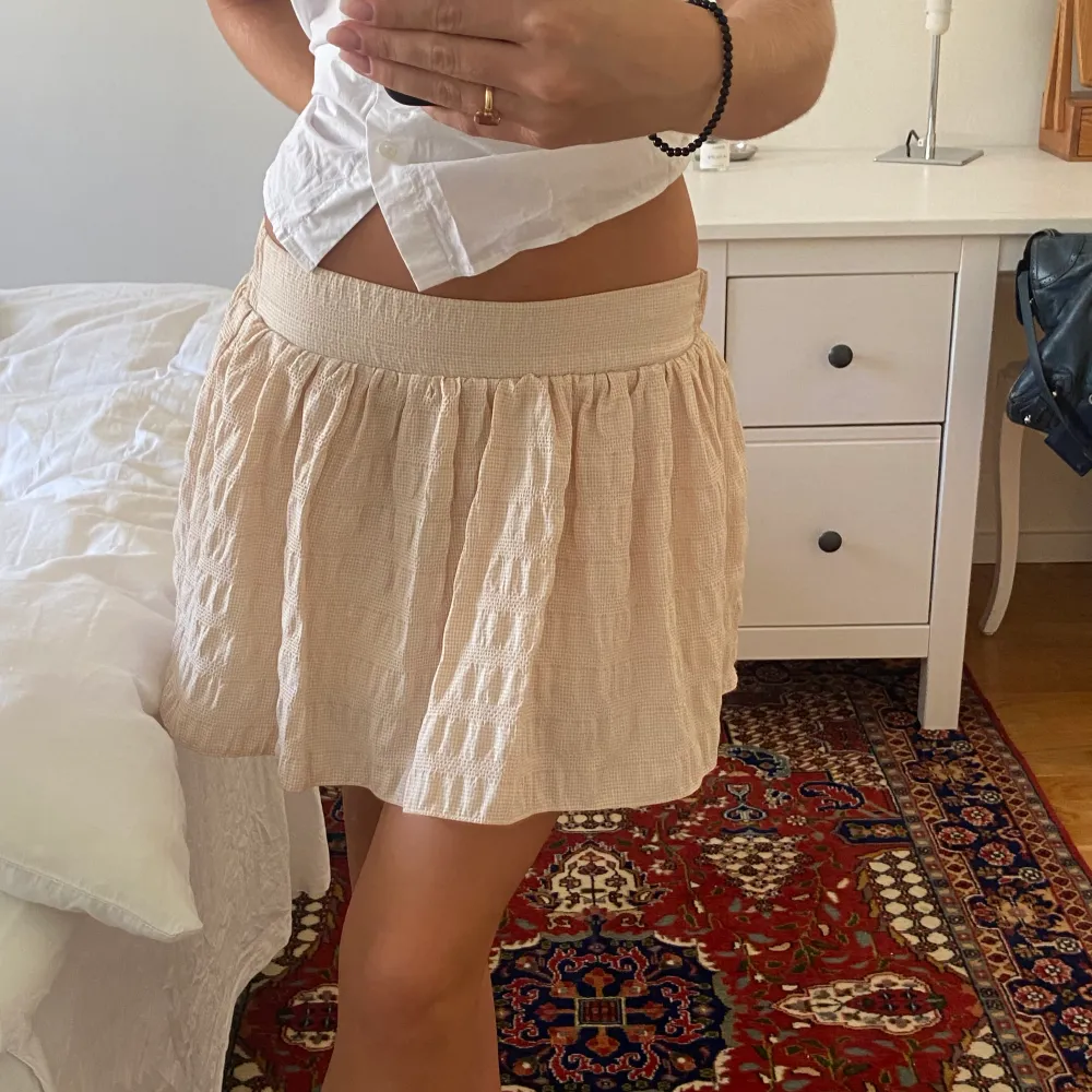 Fin kjol från Zara med innershorts i bra skick💕💕. Kjolar.