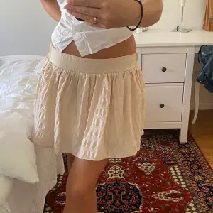 Fin kjol från Zara med innershorts i bra skick💕💕