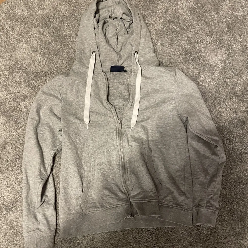 Vanlig grå zip up hoodie 🤍🩷. Tröjor & Koftor.