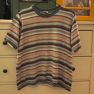 Stickad tshirt - Stickad vintage t-shirt från merkantil. Köpt på myrorna för två år sedan men knappt använd då den är lite för stor för mig. Höstig och fantastiska färger och mönster. 