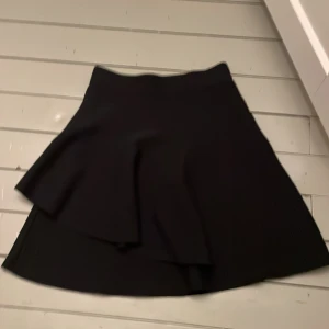 Säljs - Säljer denna blåa kjol från zara då jag inte använder den längre. Den är i ganska tjock material. Köparen står för frakten. (39kr)