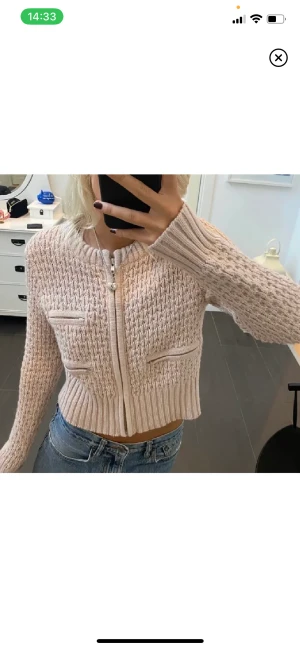 Stickad tröja - Säljer nu min älskade rosa tröja ifrån HM. Den är nästan helt oanvänd. Den är super fin o passar till allt!!!❤️ skriv för frågor mm