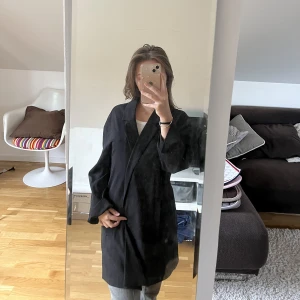 Kappa/kavaj - Helt ny lång kavaj/tunn kappa från Stradivarius med prislapp, köpt utomlands! Så fin till höst 🍂 nypris: 26 € = ca 290kr. Aldrig använd! 