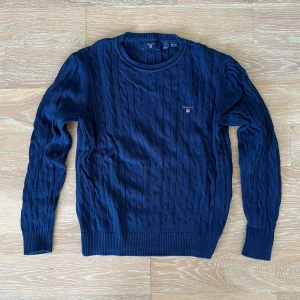 Stickad GANT tröja  - Hej! Säljer denna coola och sköna GANT tröjan som tyvärr har blivit för kort för mig. Den är i perfekt skick och nästan aldrig använd. Sitter ganska kort på mig som är 163 cm lång 