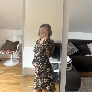 Fest klänning  - Otroligt fin spets klänning i guld och svart!! Klänningen är helt ny med prislapp, från Lili London (köpt i London för flera år sedan). Lite genomskinlig spets på armarna och ryggen. Nypris: ca 699kr. Helt oanvänd men vintage! 👗