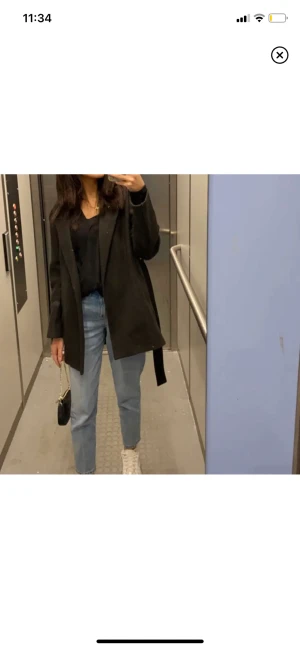 Svart Kappa - Säljer nu min kappa som jag köpte förra hösten här på plick. säljer då den ej kommer till användning. bilderna är lånade från förra ägaren! köpt för 299kr och säljs för 200.  kontakta mig för egna bilder eller fler frågor! ❤️